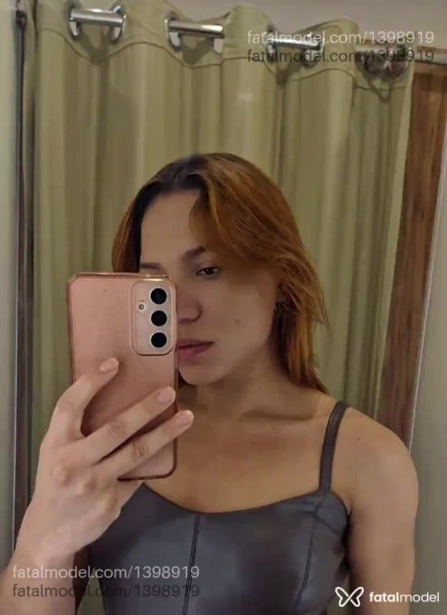 Acompanhante mulher com cabelo castanho de olhos pretos - Manuela Ferrari Acompanhante mulher com cabelo castanho de olhos pretos - Manuela Ferrari