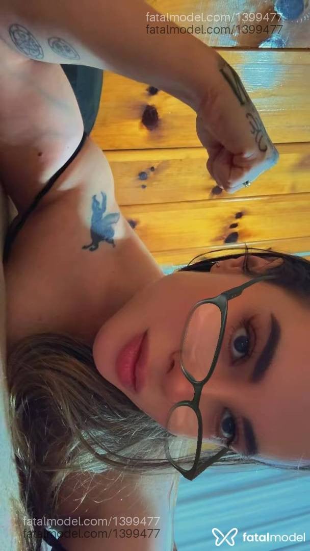 Acompanhante mulher loira (o) de olhos castanhos - LILITY ZOE