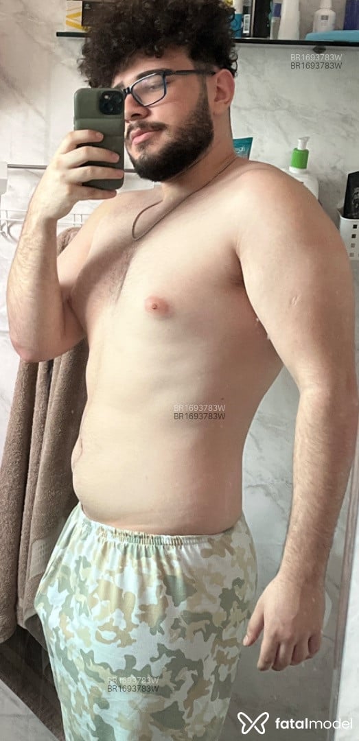 Acompanhante homem morena (o) de olhos castanhos em São Paulo - Russo