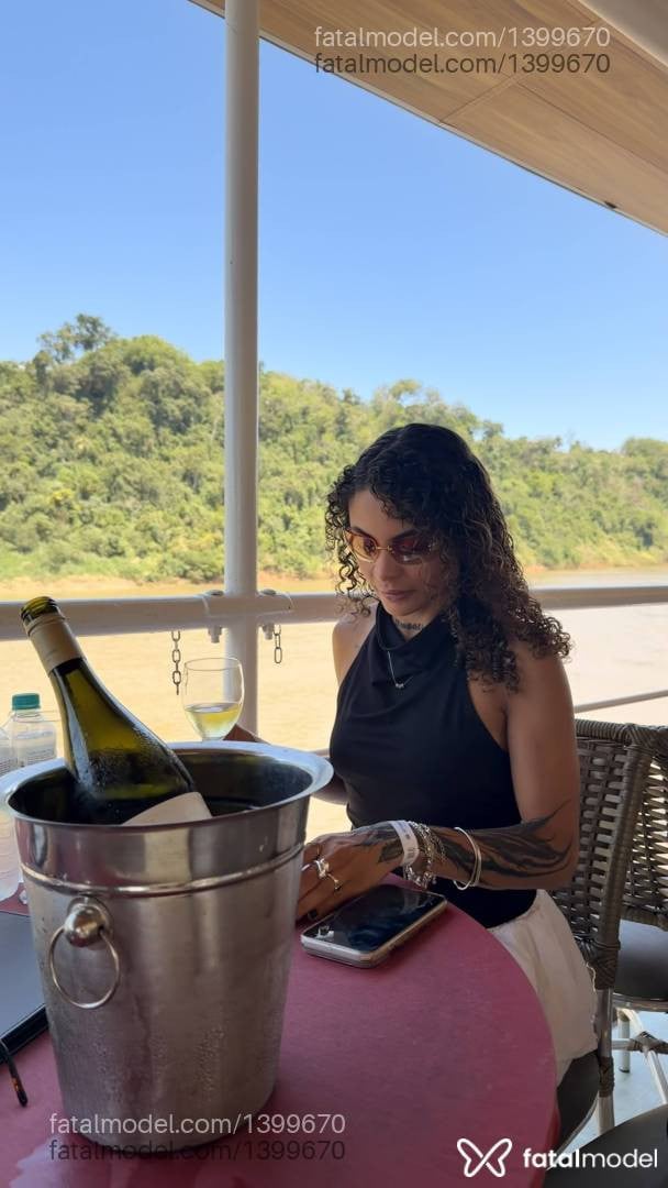 Acompanhante mulher com cabelo castanho de olhos castanhos - Yasmin surfistynha