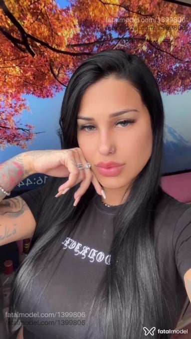 Acompanhante mulher morena (o) de olhos mel - Alice ferri Acompanhante mulher morena (o) de olhos mel - Alice ferri