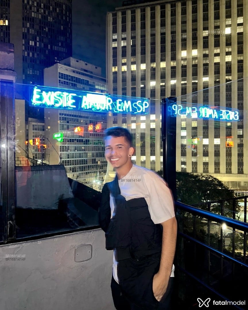 Acompanhante homem com cabelo castanho de olhos castanhos em São Paulo Acompanhante homem com cabelo castanho de olhos castanhos em São Paulo - Henrique