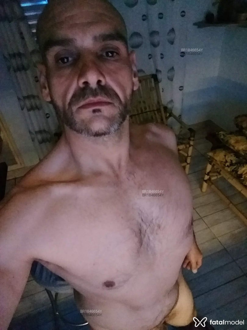 Acompanhante homem com cabelo grisalho de olhos castanhos em Porto Alegre - Brancobasico