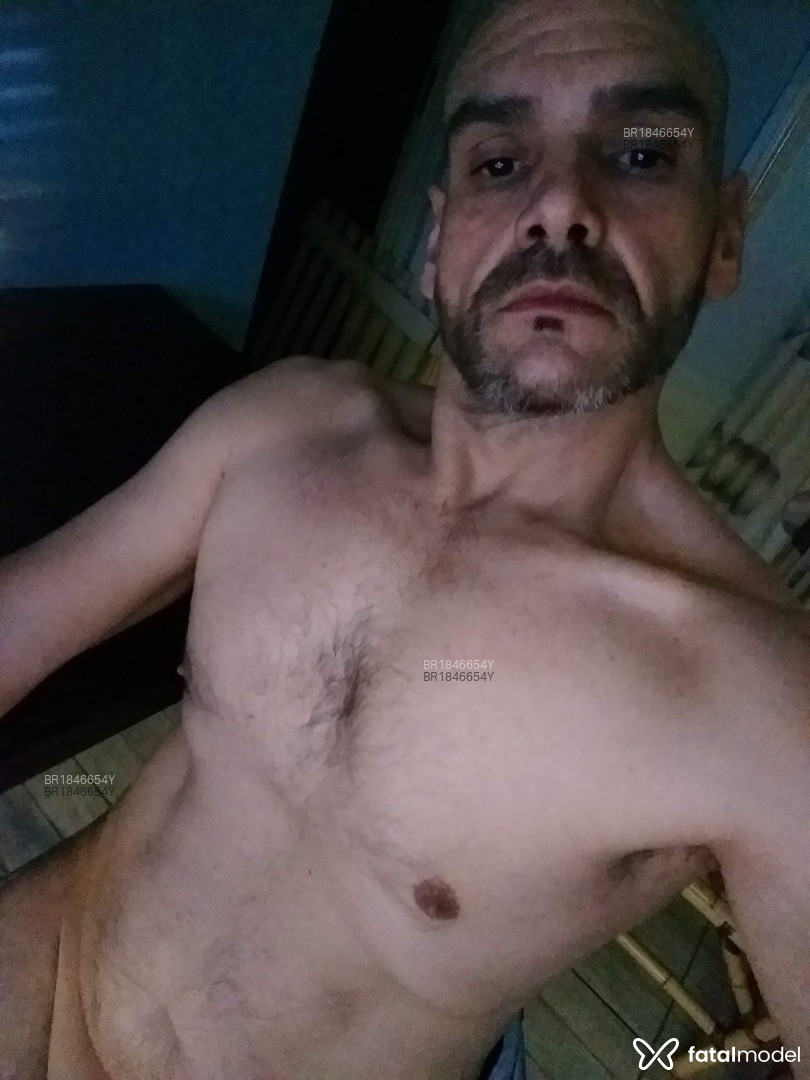 Acompanhante homem com cabelo grisalho de olhos castanhos em Porto Alegre - Brancobasico