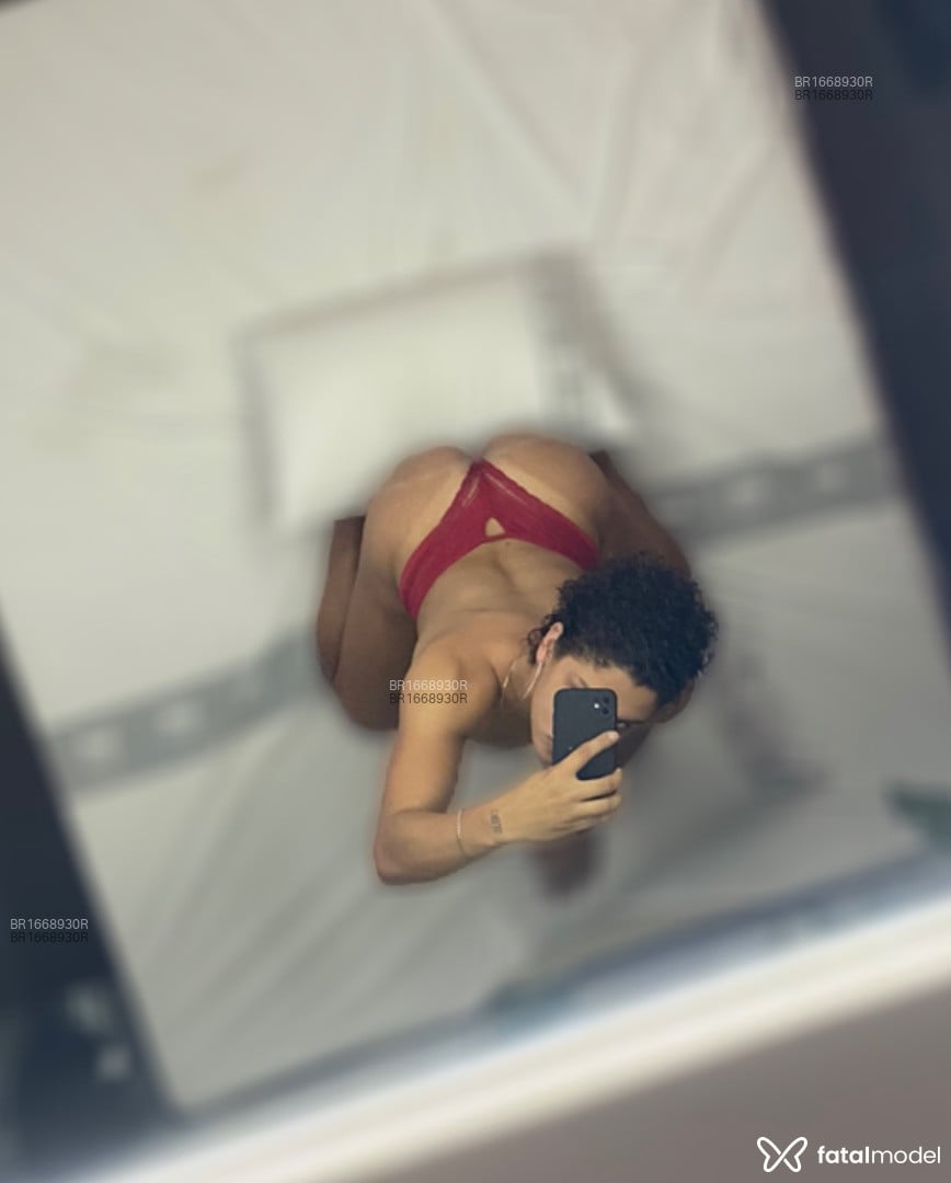 Acompanhante mulher trans com cabelo castanho de olhos castanhos - Bruna Casttelo