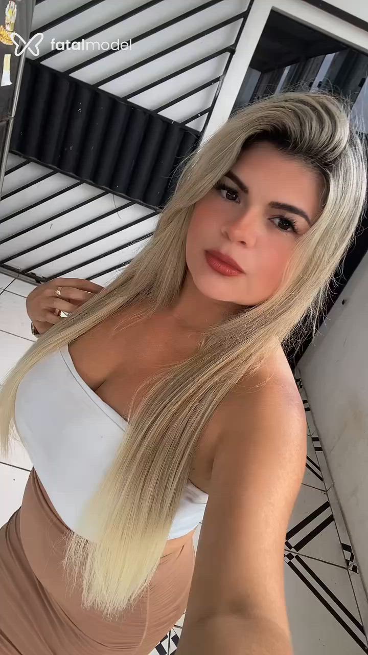 Acompanhante mulher loira (o) de olhos castanhos - Dalila Ferreira