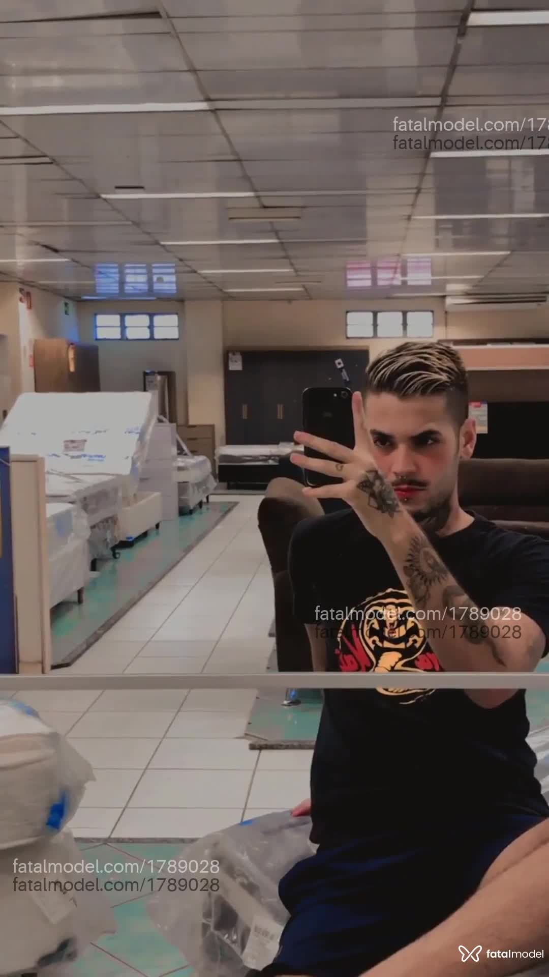 Acompanhante homem loira (o) de olhos pretos em Virtual - Thi pu