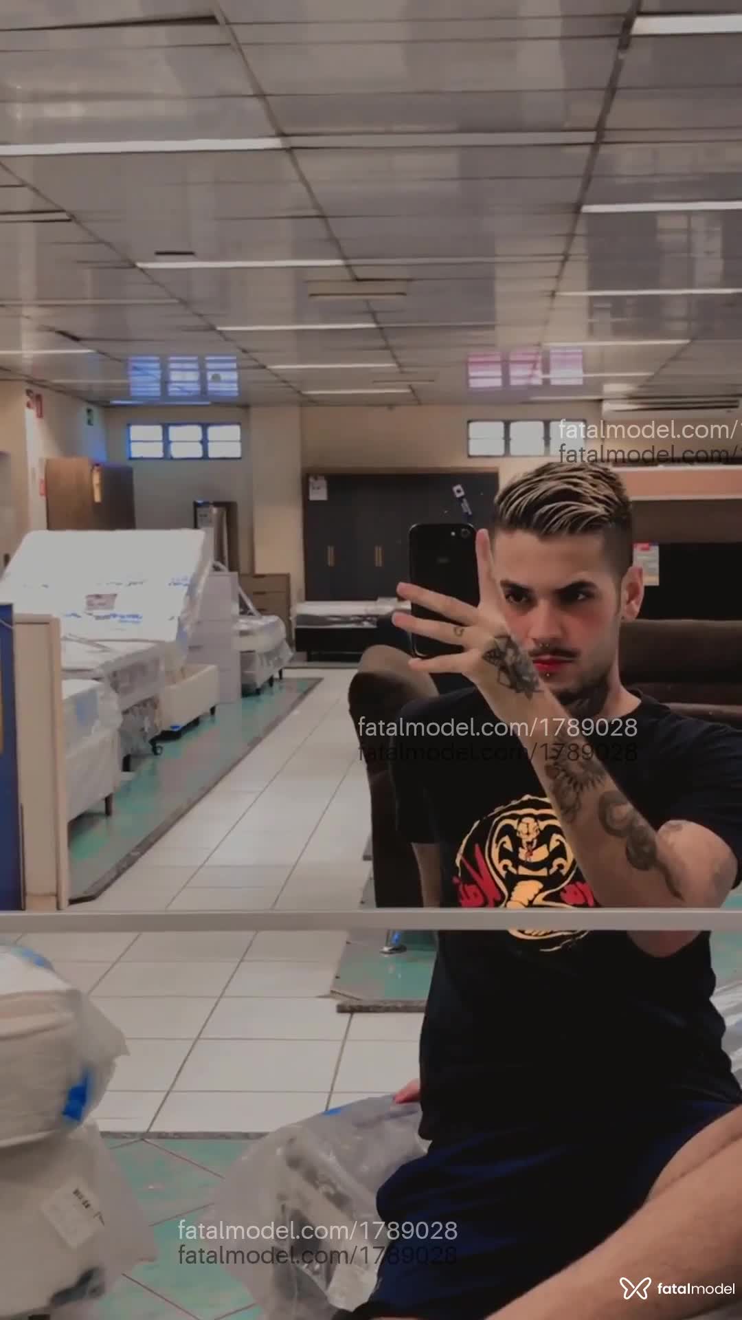 Acompanhante homem loira (o) de olhos pretos em Virtual - Thi pu
