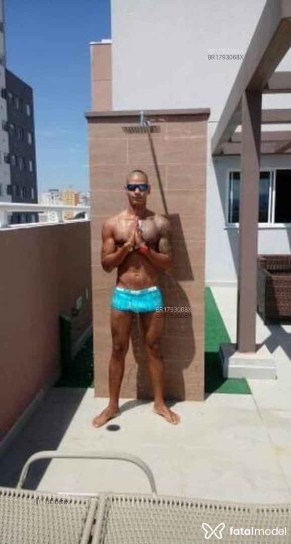 Acompanhante homem com cabelo grisalho de olhos pretos em Virtual - Golf Romeu