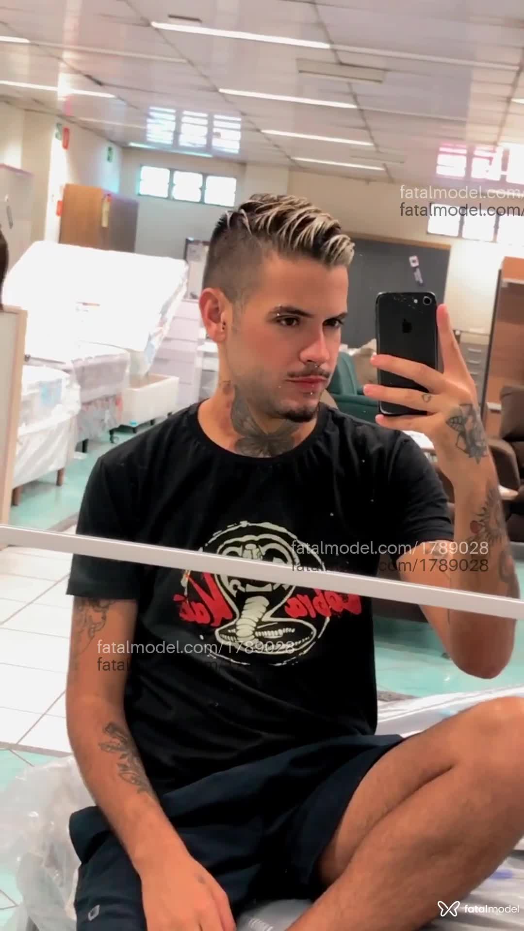 Acompanhante homem loira (o) de olhos pretos em Virtual - Thi pu