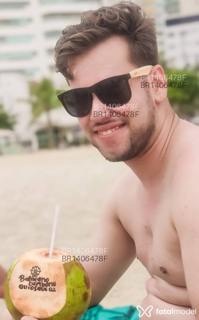 Acompanhante homem com cabelo castanho de olhos cinza em Maringá Acompanhante homem com cabelo castanho de olhos cinza em Maringá - Leo Camargo