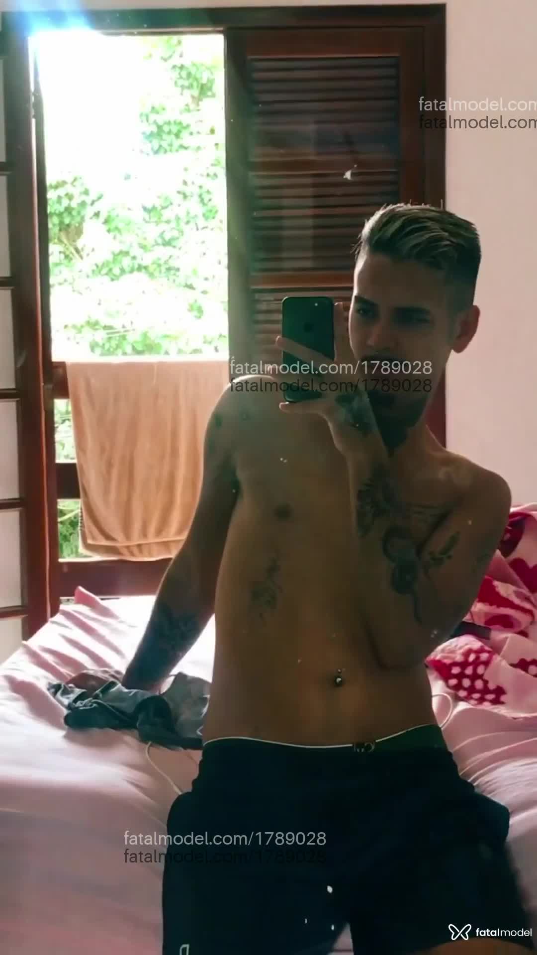 Acompanhante homem loira (o) de olhos pretos em Virtual - Thi pu