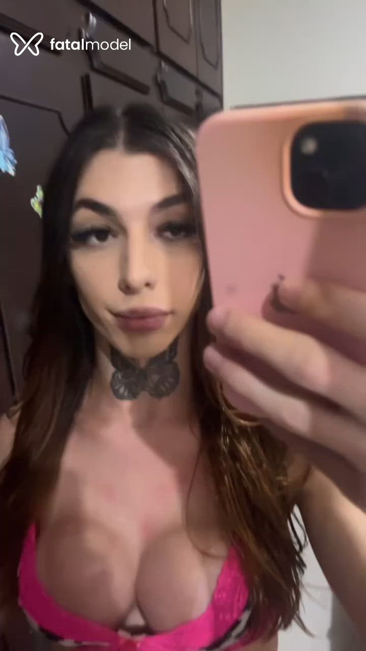 Acompanhante mulher trans com cabelo castanho de olhos castanhos - Mel