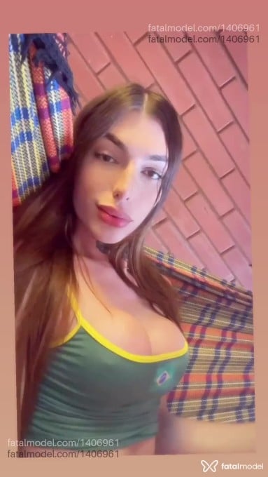 Acompanhante mulher trans com cabelo castanho de olhos castanhos - Mel