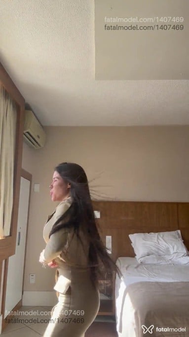 Acompanhante mulher com cabelo castanho de olhos castanhos em Itapema - Laura