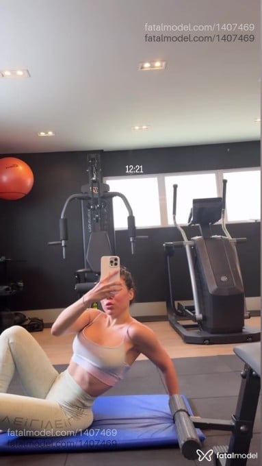 Acompanhante mulher com cabelo castanho de olhos castanhos em Itapema - Laura