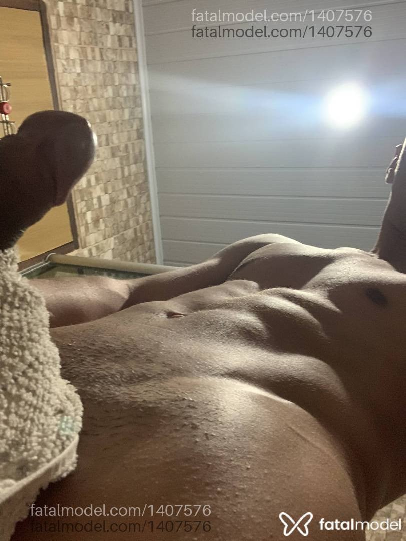 Acompanhante homem com cabelo castanho de olhos pretos - Victor castro