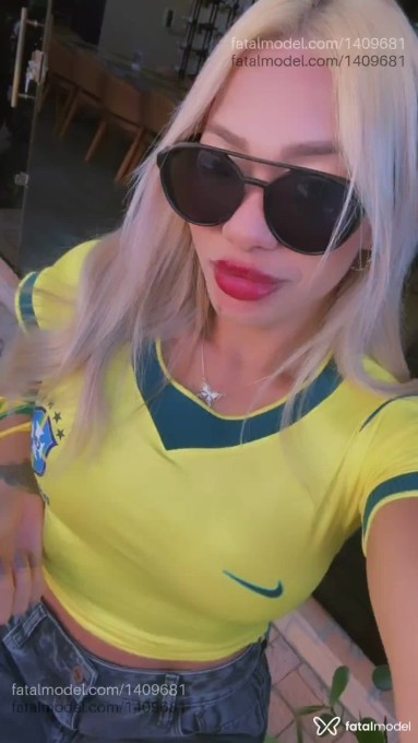 Acompanhante mulher loira (o) de olhos castanhos - Luna