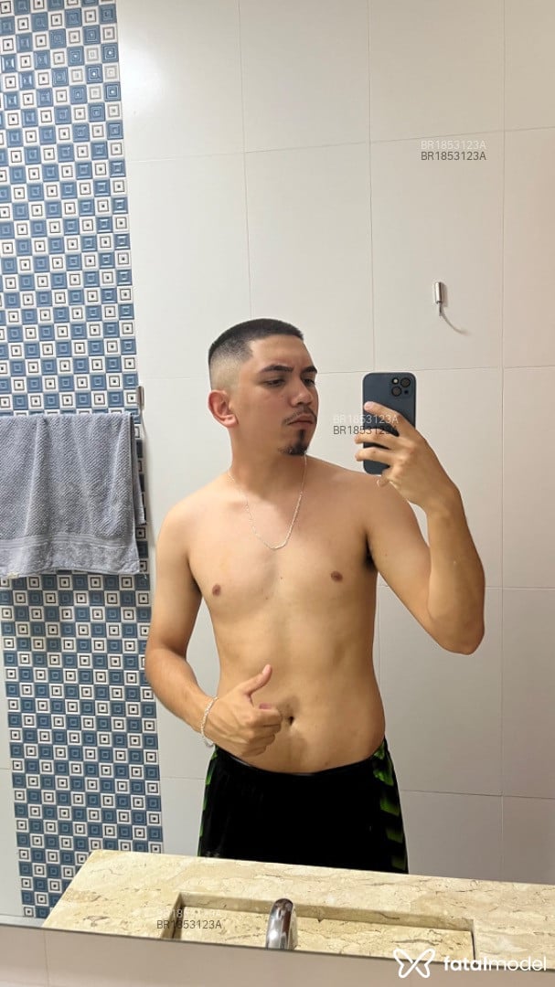 Acompanhante homem morena (o) de olhos pretos em Blumenau - Breno