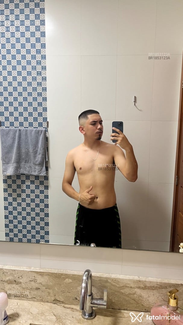 Acompanhante homem morena (o) de olhos pretos em Blumenau - Breno