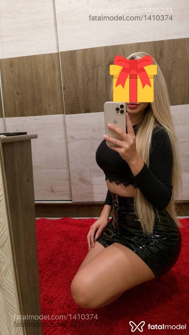 Acompanhante mulher loira (o) de olhos mel - Júlia Villar