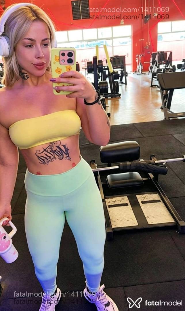 Acompanhante mulher loira (o) de olhos castanhos - Rebeca urach