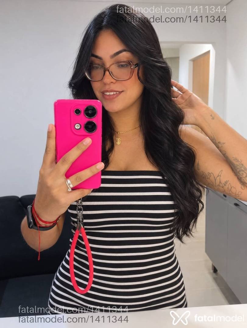 Acompanhante mulher morena (o) de olhos pretos - Zaya