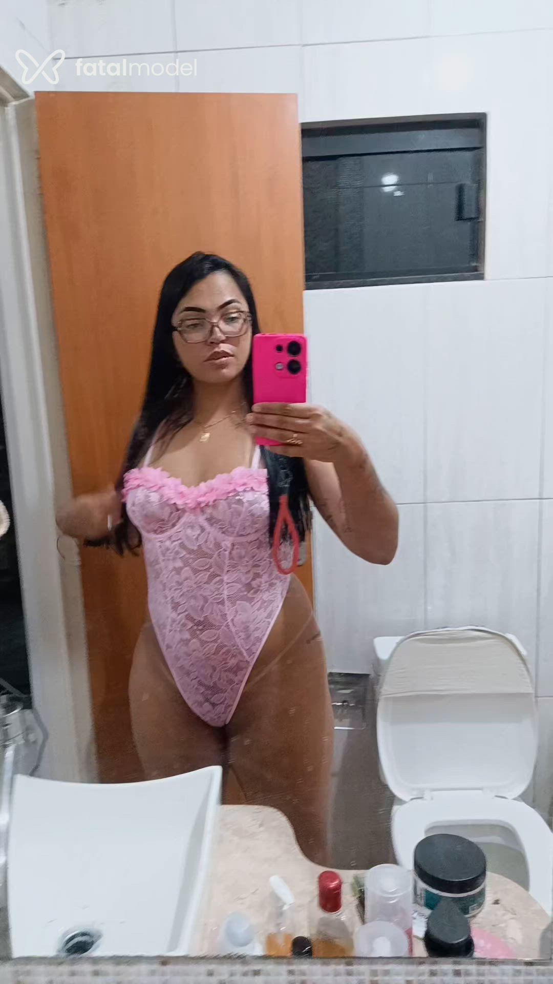 Acompanhante mulher morena (o) de olhos pretos - Zaya