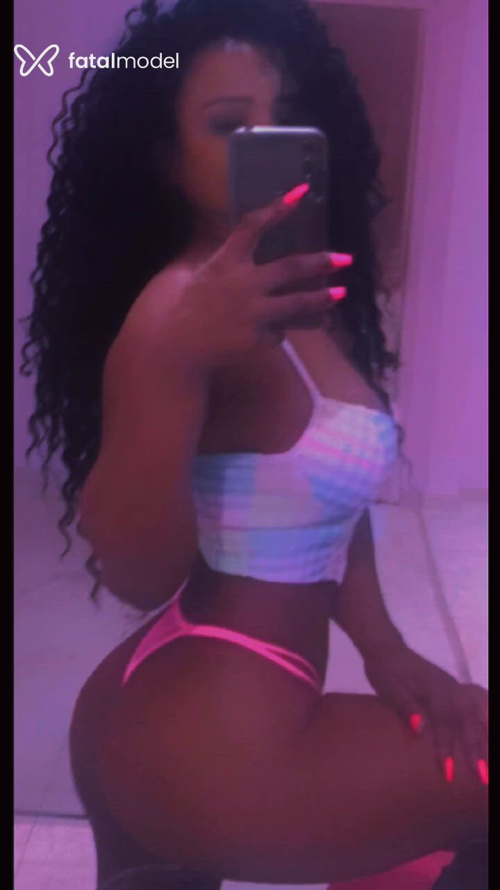 Acompanhante mulher com cabelo colorido de olhos pretos - Maia Purple