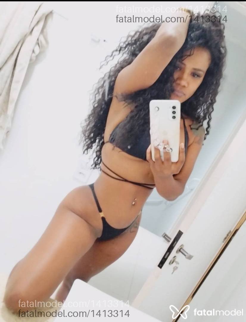 Acompanhante mulher com cabelo colorido de olhos pretos em Lages - Maia Purple