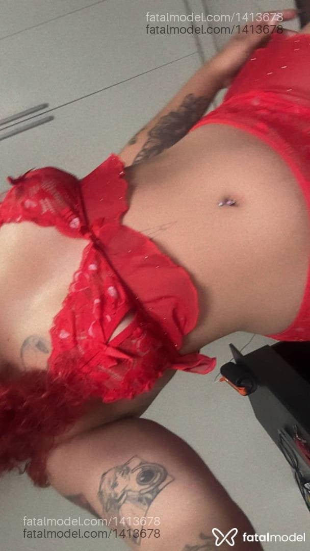 Acompanhante mulher com cabelo colorido de olhos castanhos - Haira Farid