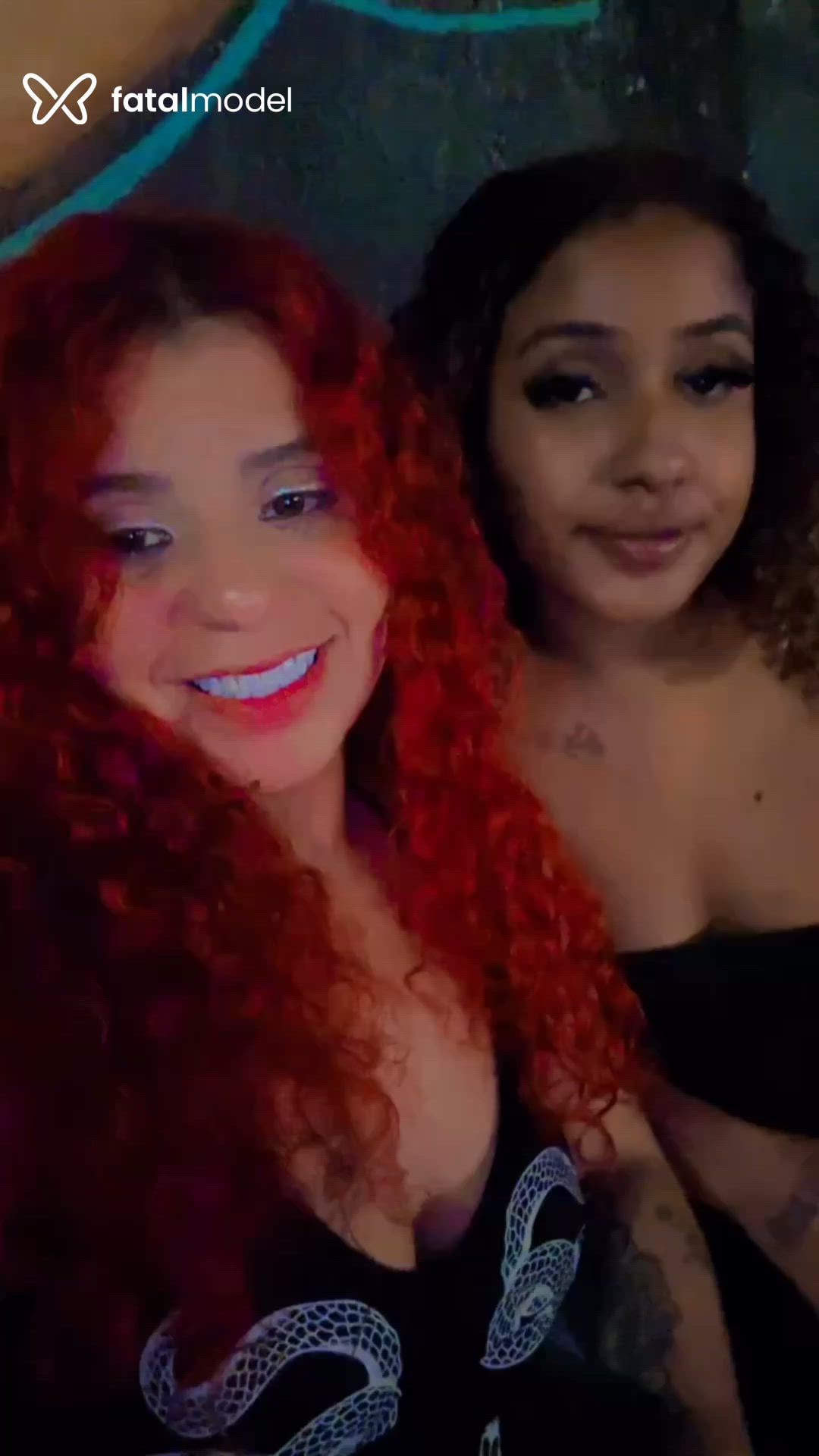 Acompanhante mulher com cabelo colorido de olhos castanhos - Haira Farid