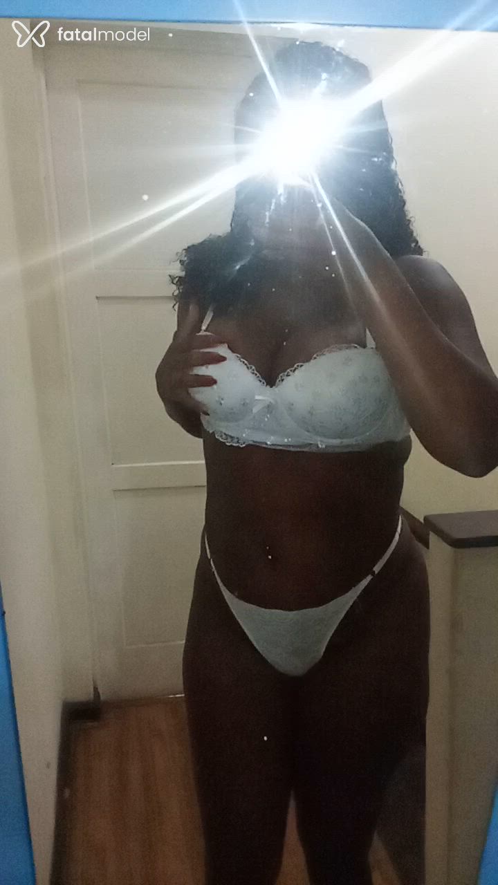 Acompanhante mulher morena (o) de olhos pretos - Bella Rangel