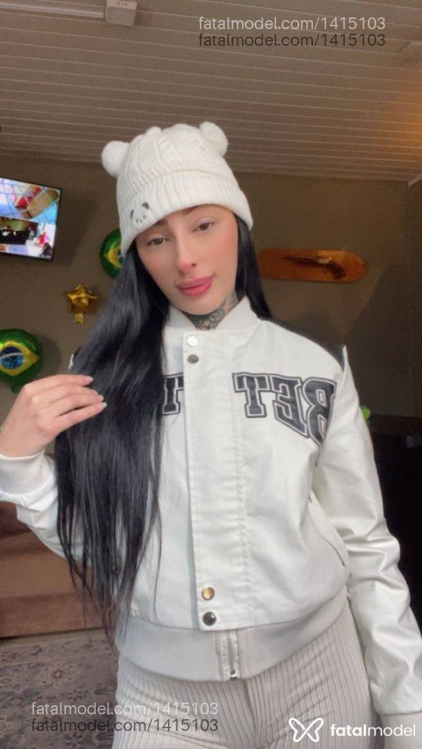 Acompanhante mulher com cabelo colorido de olhos mel - Angela Amorim