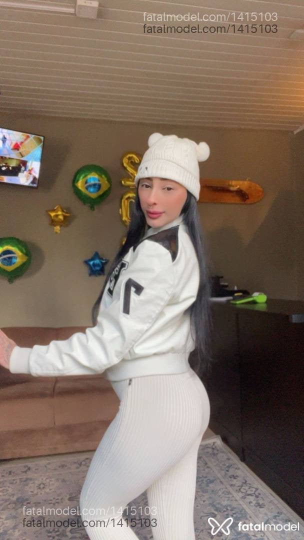 Acompanhante mulher com cabelo colorido de olhos mel - Angela Amorim