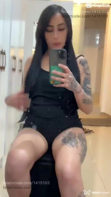 Acompanhante mulher com cabelo colorido de olhos mel - Angela Amorim