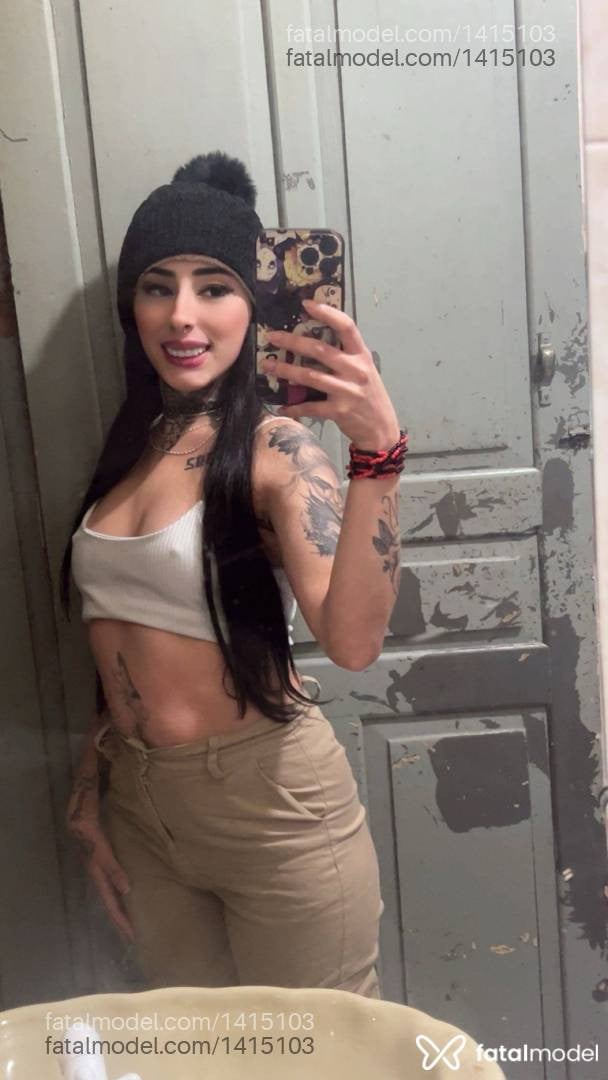 Acompanhante mulher com cabelo colorido de olhos mel em Curitiba Acompanhante mulher com cabelo colorido de olhos mel em Curitiba - Angela Amorim