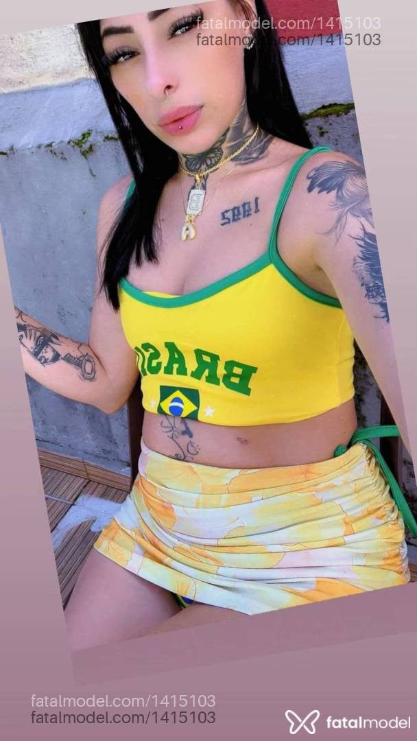 Acompanhante mulher com cabelo colorido de olhos mel - Angela Amorim