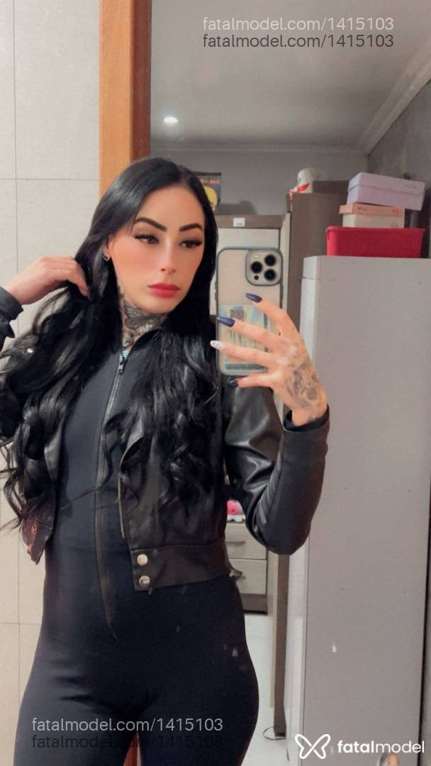 Acompanhante mulher com cabelo colorido de olhos mel - Angela Amorim