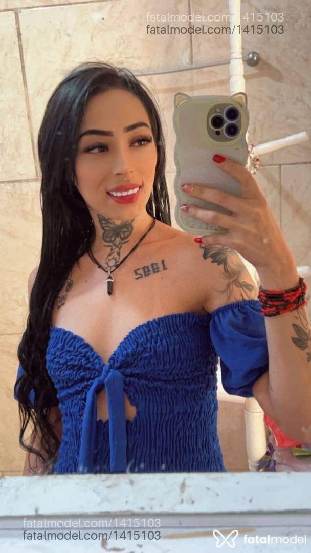 Acompanhante mulher com cabelo colorido de olhos mel em Curitiba Acompanhante mulher com cabelo colorido de olhos mel em Curitiba - Angela Amorim