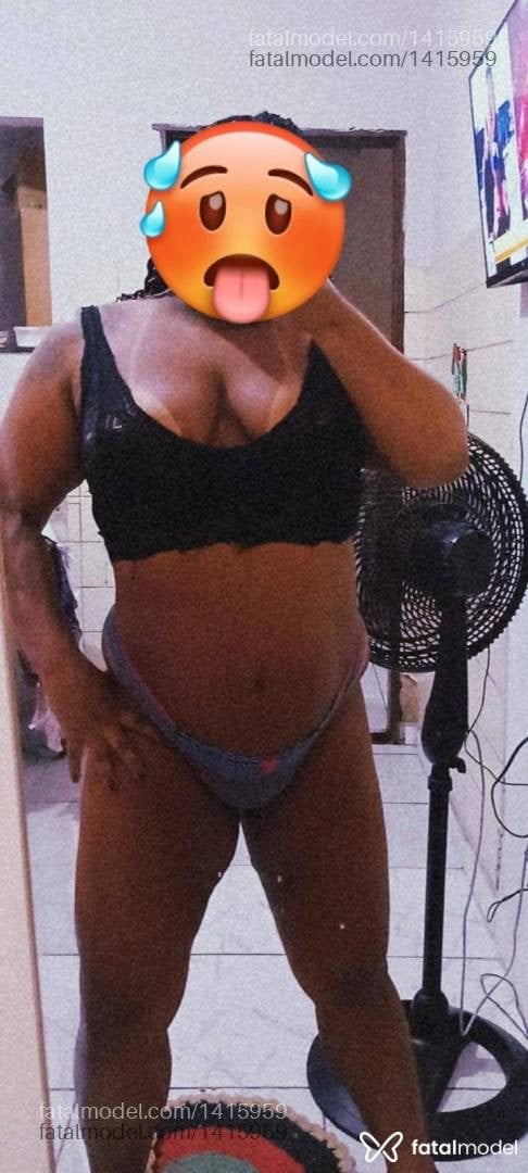 Acompanhante mulher com cabelo castanho de olhos pretos - Mel Mendes