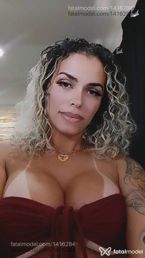 Acompanhante mulher trans loira (o) de olhos castanhos - Bella zampirolli
