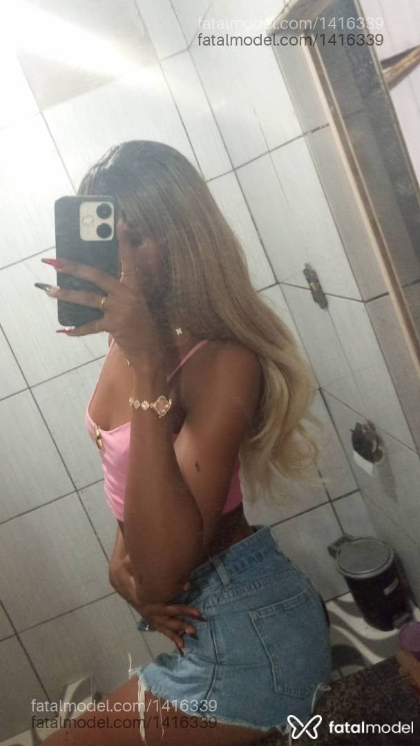 Acompanhante mulher trans com cabelo colorido de olhos castanhos em Nova Iguaçu - Lorena