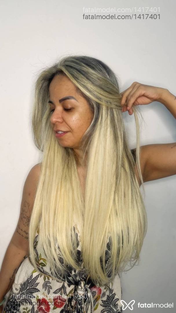 Acompanhante mulher loira (o) de olhos castanhos - Lara Sales