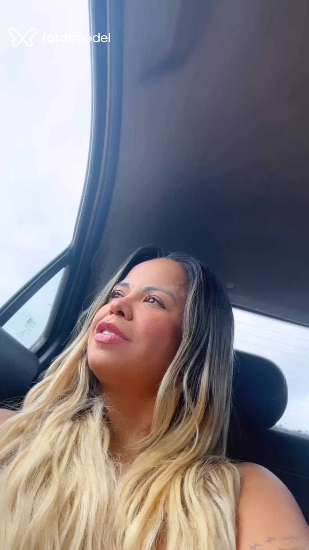 Acompanhante mulher loira (o) de olhos castanhos - Lara Sales