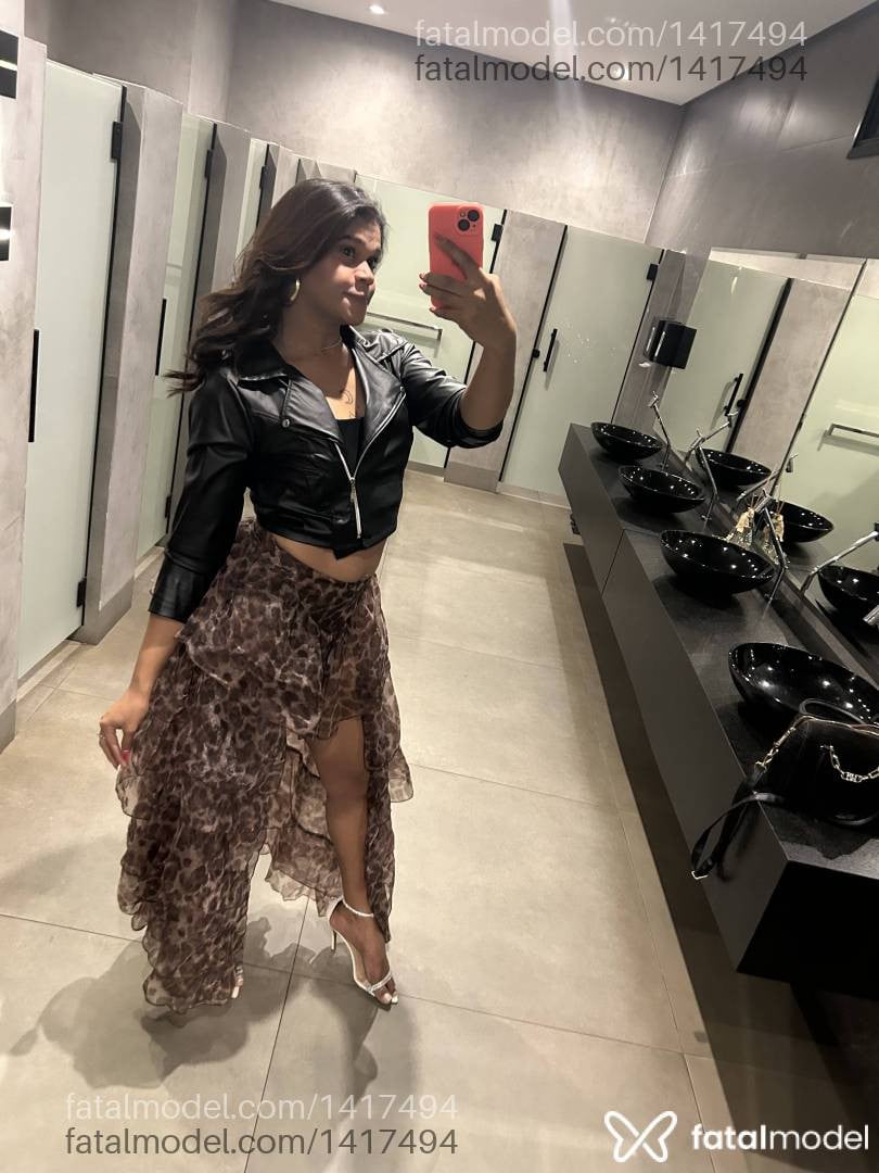 Acompanhante mulher trans com cabelo castanho de olhos castanhos - Júllia Mell