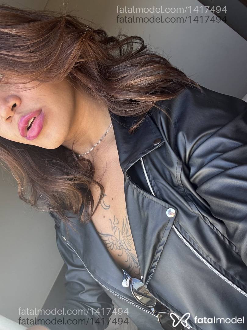 Acompanhante mulher trans com cabelo castanho de olhos castanhos - Júllia Mell