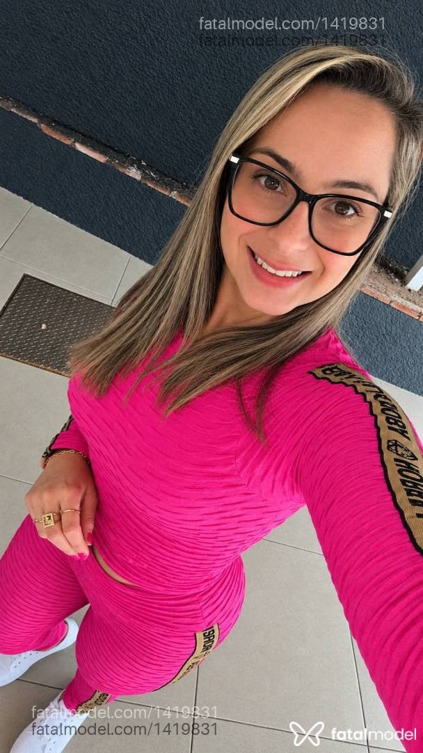 Acompanhante mulher loira (o) de olhos castanhos - Gabi Martins