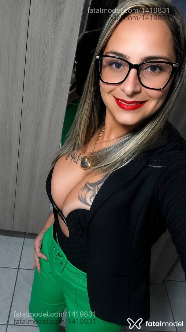 Acompanhante mulher loira (o) de olhos castanhos - Gabi Martins