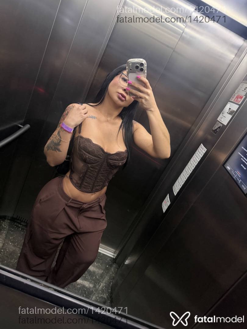 Acompanhante mulher morena (o) de olhos pretos - Lorena